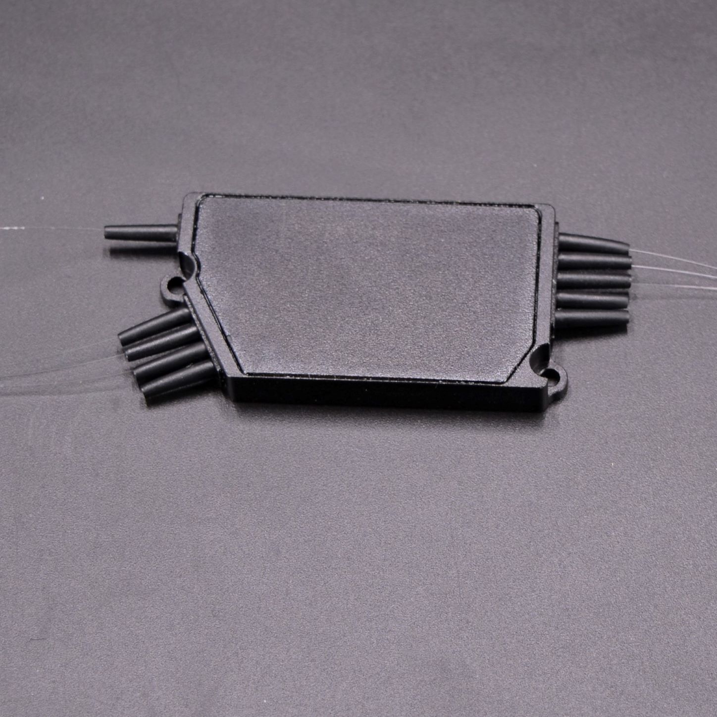 8通道1470-1610nm或ITU，典型插損1.3dB，自由空間二維平面結(jié)構(gòu)設(shè)