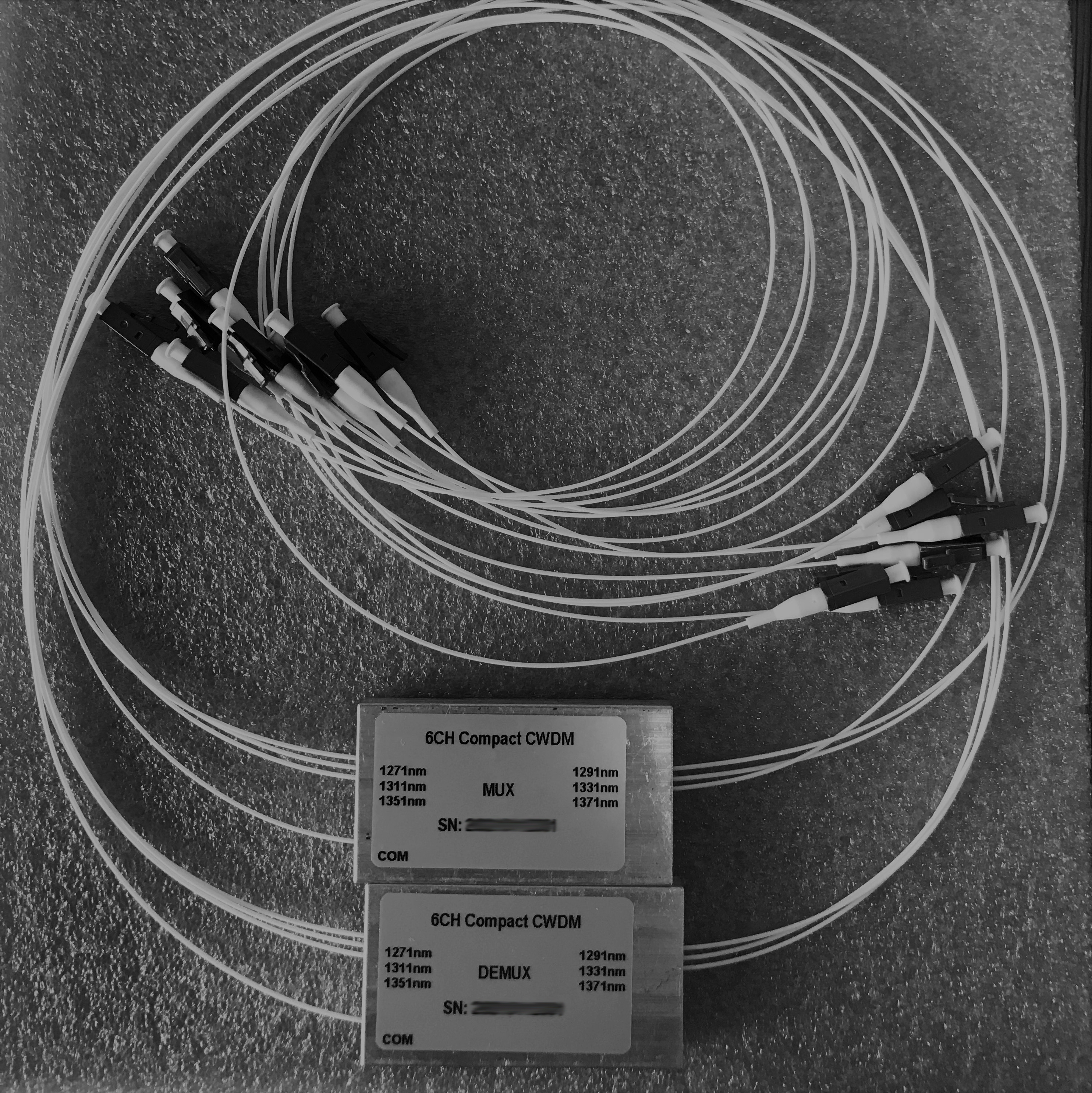 4通道1271-1331nm或ITU，典型插損0.8dB，自由空間二維平面結(jié)構(gòu)，